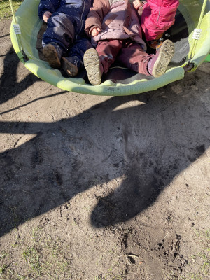 Mit Schaukeln bei der ersten Wärme