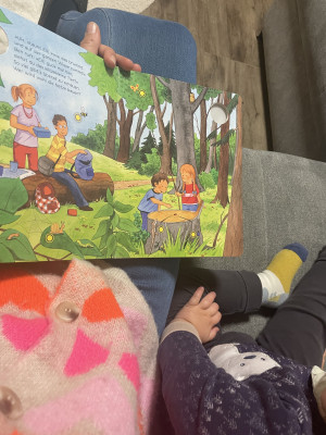 mit Buch vorlesen am Morgen